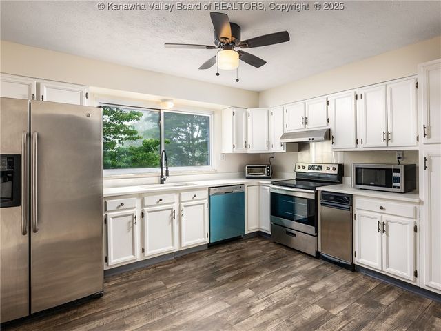 454 Chapman Drive, Milton, WV 25541