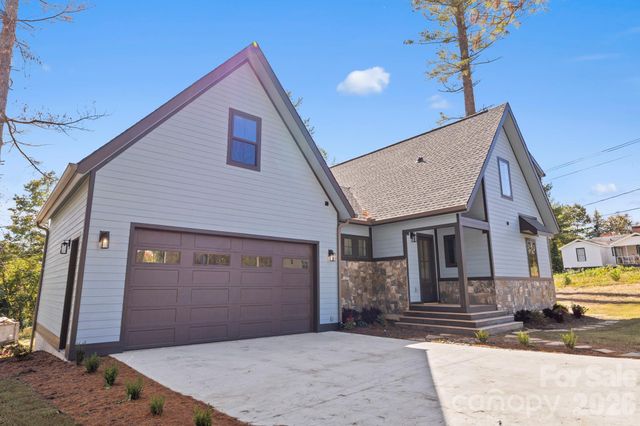 154 Osceola Road, Hendersonville, NC 28739