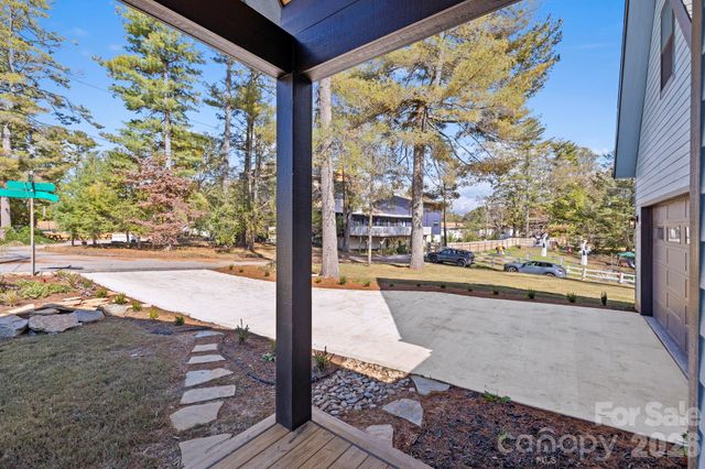 154 Osceola Road, Hendersonville, NC 28739
