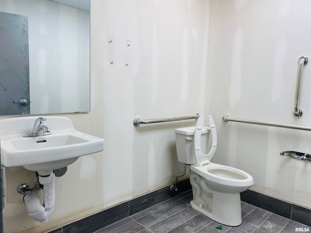 4200 Blackhawk Road Unit 2, Rock Island, IL 61201