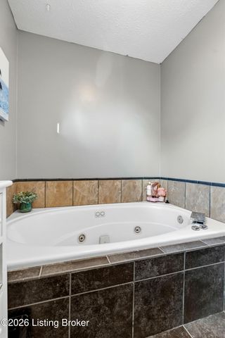 6609 Willowrun Ln, Pewee Valley, KY 40056