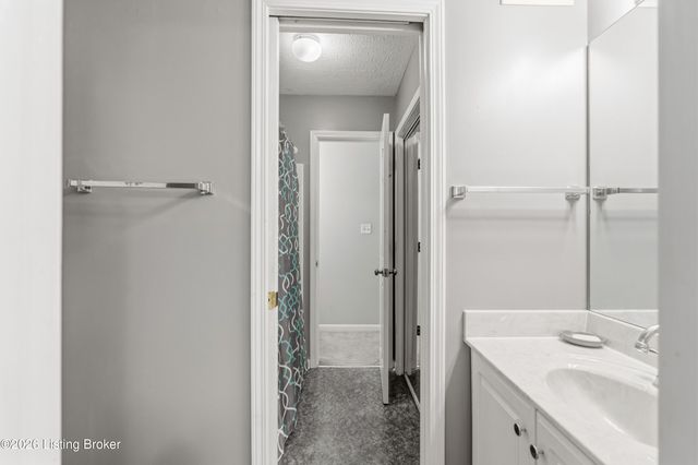 6609 Willowrun Ln, Pewee Valley, KY 40056