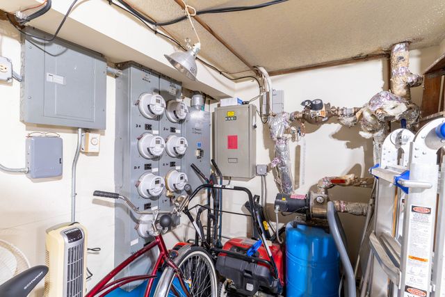 6401 W 64TH Place 2W, Chicago, IL 60638