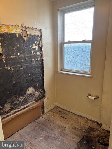 2424 S HUTCHINSON ST, Philadelphia, PA 19148