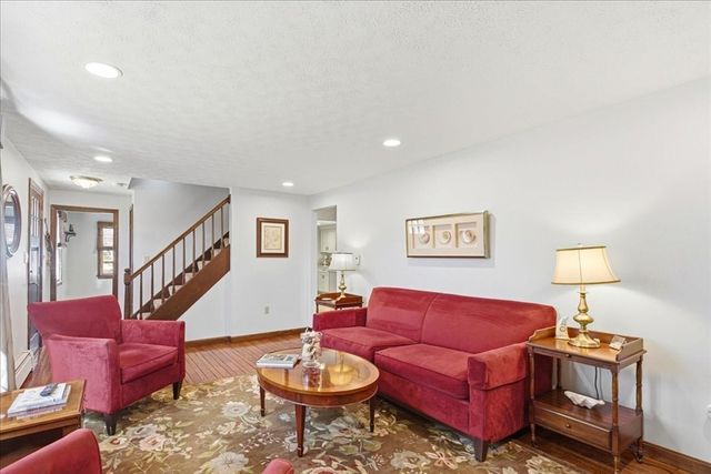 8 Canapitsit Dr, Falmouth, MA 02536