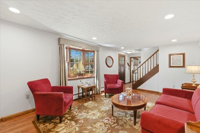 8 Canapitsit Dr, Falmouth, MA 02536