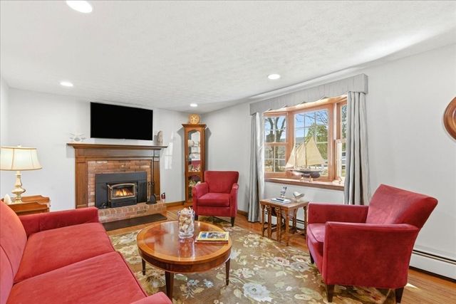 8 Canapitsit Dr, Falmouth, MA 02536