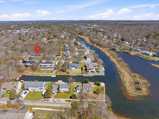 8 Canapitsit Dr, Falmouth, MA 02536