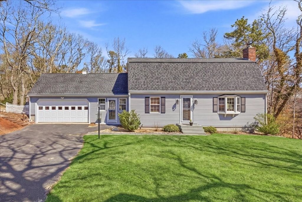 8 Canapitsit Dr, Falmouth, MA 02536
