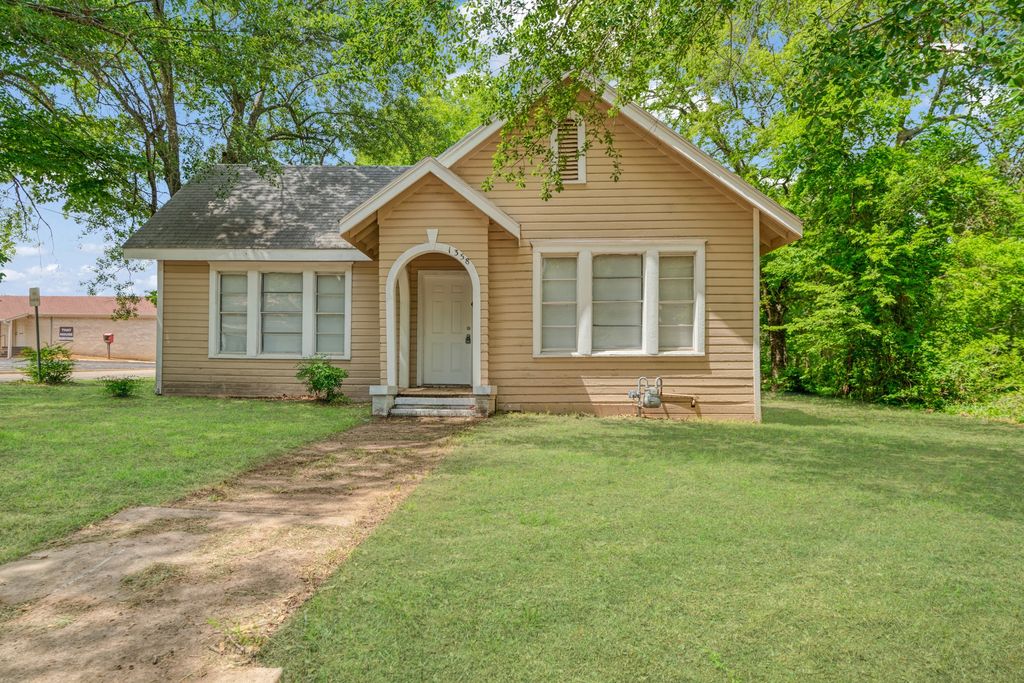 1358 Bonham St, Paris, TX 75460