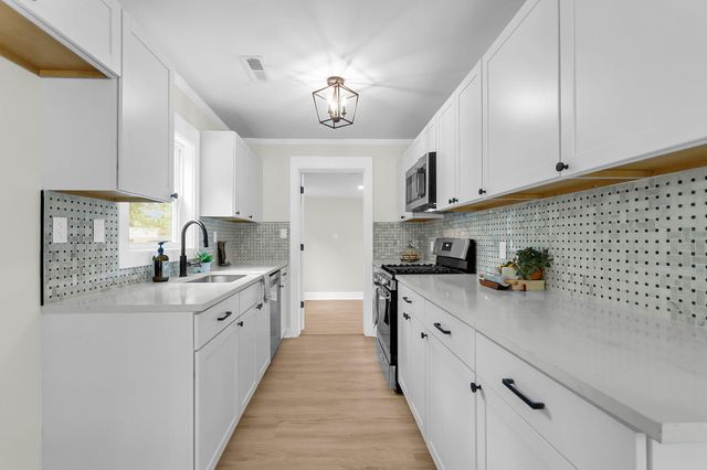 1238 Hawthorne Circle, Hanahan, SC 29410