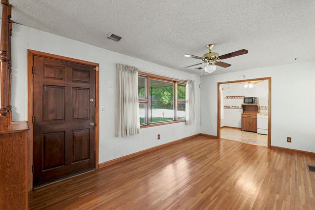 1156 N Lakeview Dr, Derby, KS 67037