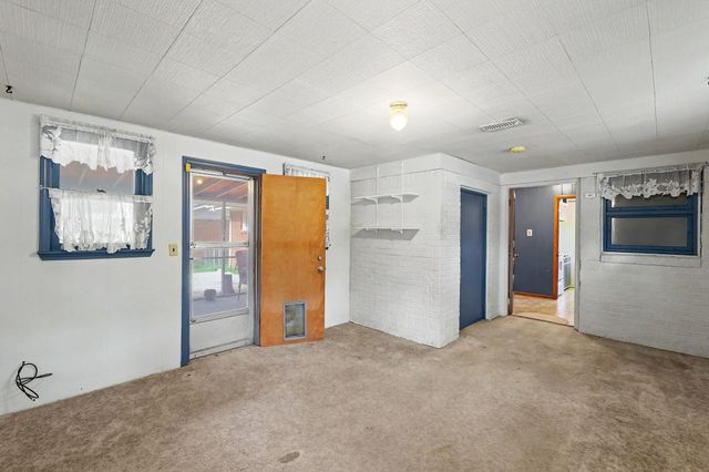 1156 N Lakeview Dr, Derby, KS 67037