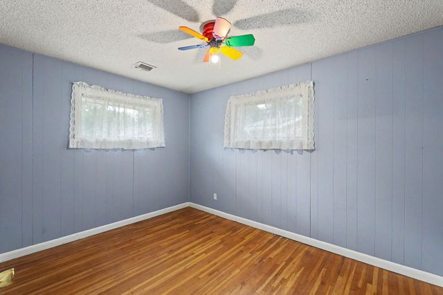 1156 N Lakeview Dr, Derby, KS 67037
