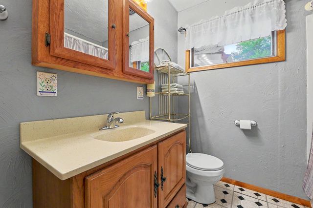 1156 N Lakeview Dr, Derby, KS 67037