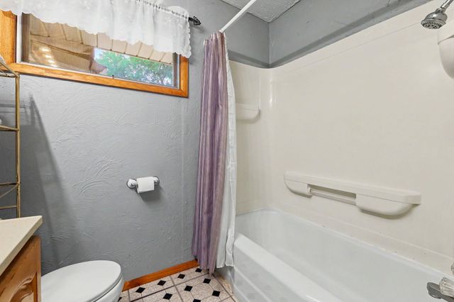 1156 N Lakeview Dr, Derby, KS 67037