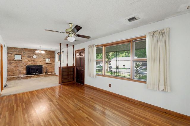 1156 N Lakeview Dr, Derby, KS 67037