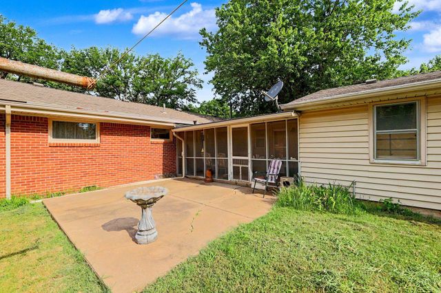 1156 N Lakeview Dr, Derby, KS 67037