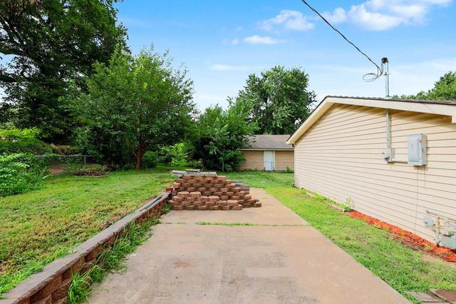 1156 N Lakeview Dr, Derby, KS 67037