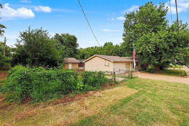 1156 N Lakeview Dr, Derby, KS 67037
