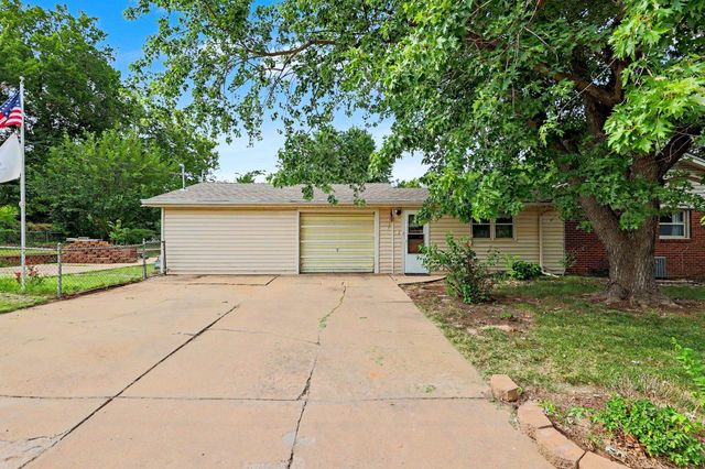 1156 N Lakeview Dr, Derby, KS 67037