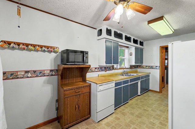 1156 N Lakeview Dr, Derby, KS 67037