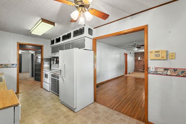 1156 N Lakeview Dr, Derby, KS 67037