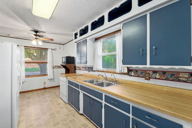 1156 N Lakeview Dr, Derby, KS 67037