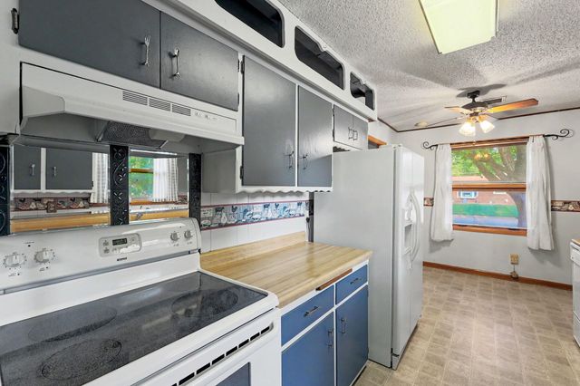 1156 N Lakeview Dr, Derby, KS 67037
