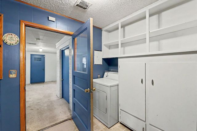 1156 N Lakeview Dr, Derby, KS 67037