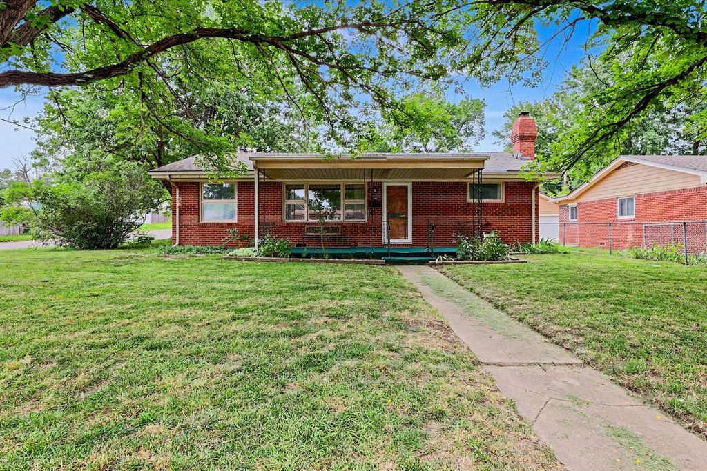 1156 N Lakeview Dr, Derby, KS 67037