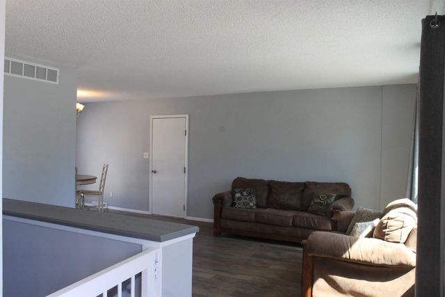 524 W 1st St, Valley Center, KS 67147