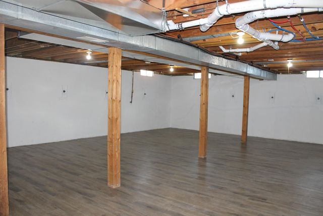 524 W 1st St, Valley Center, KS 67147