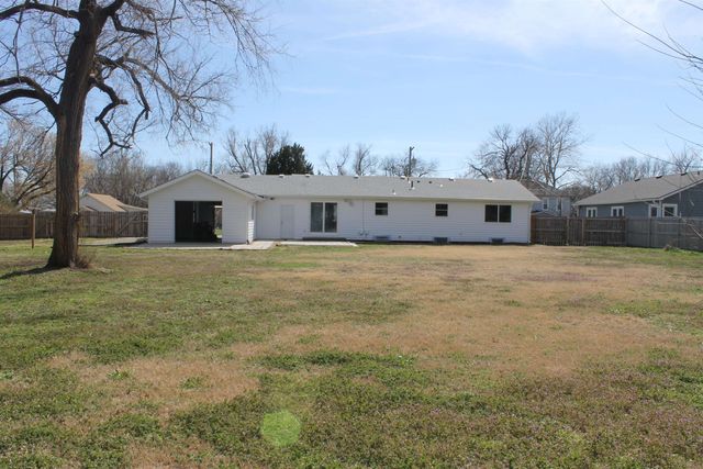 524 W 1st St, Valley Center, KS 67147