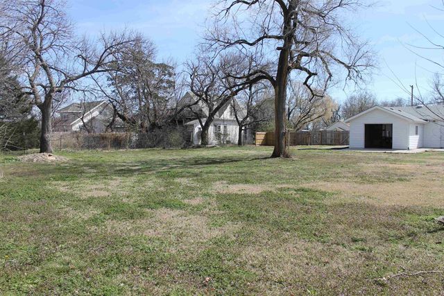 524 W 1st St, Valley Center, KS 67147