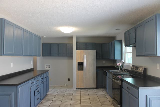 524 W 1st St, Valley Center, KS 67147