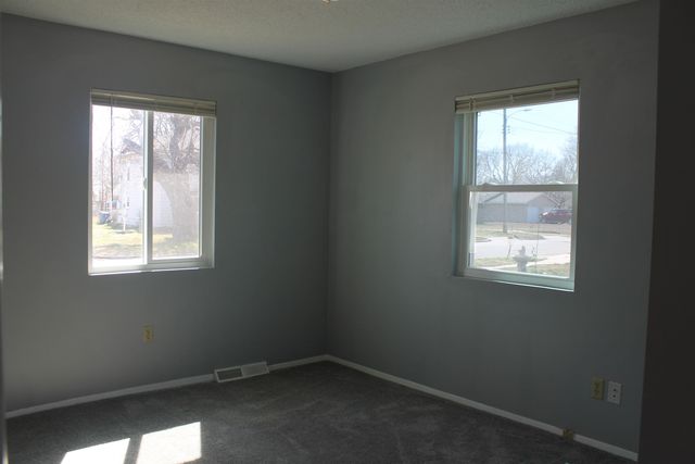 524 W 1st St, Valley Center, KS 67147