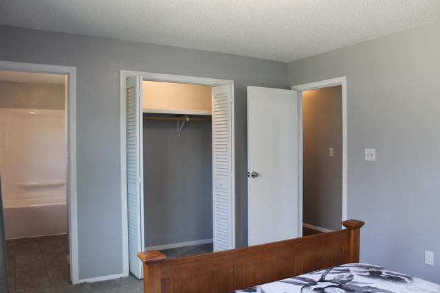 524 W 1st St, Valley Center, KS 67147