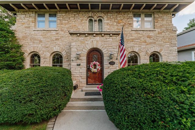 2263 Ludington AVENUE, Wauwatosa, WI 53226