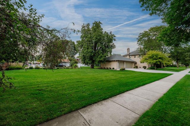 2263 Ludington AVENUE, Wauwatosa, WI 53226