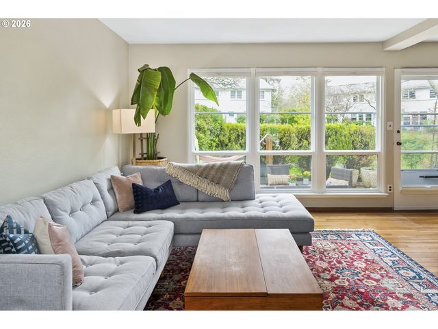 6923 Ne BROADWAY, Portland, OR 97213