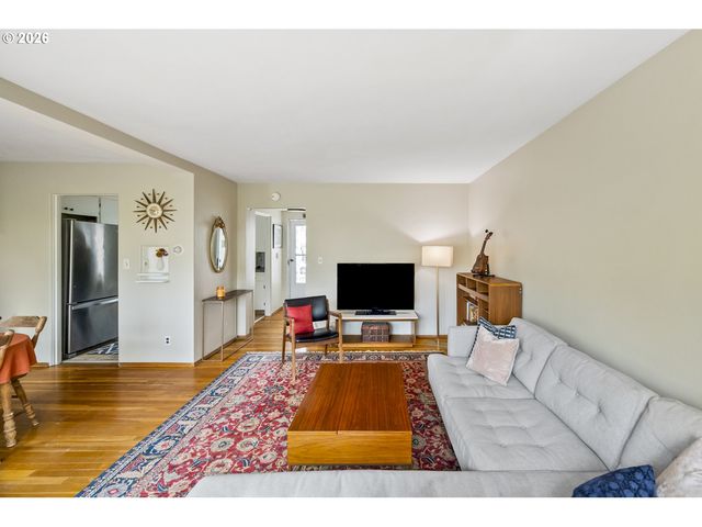 6923 Ne BROADWAY, Portland, OR 97213