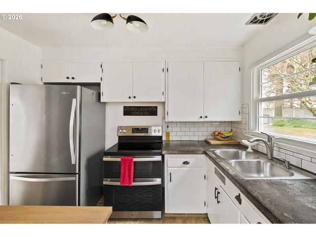 6923 Ne BROADWAY, Portland, OR 97213