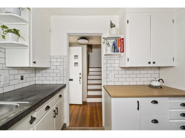 6923 Ne BROADWAY, Portland, OR 97213