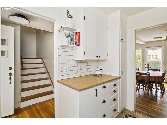 6923 Ne BROADWAY, Portland, OR 97213