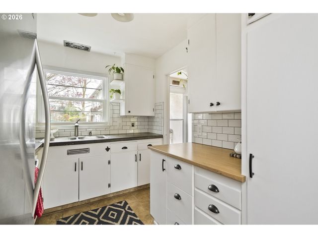 6923 Ne BROADWAY, Portland, OR 97213