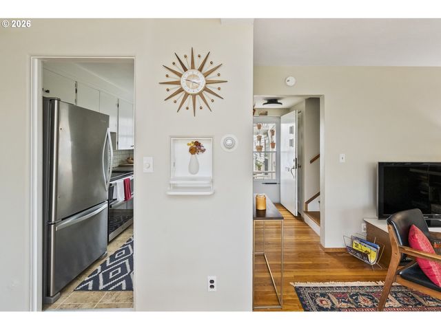 6923 Ne BROADWAY, Portland, OR 97213