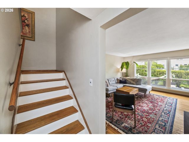 6923 Ne BROADWAY, Portland, OR 97213