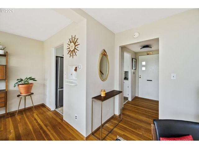 6923 Ne BROADWAY, Portland, OR 97213