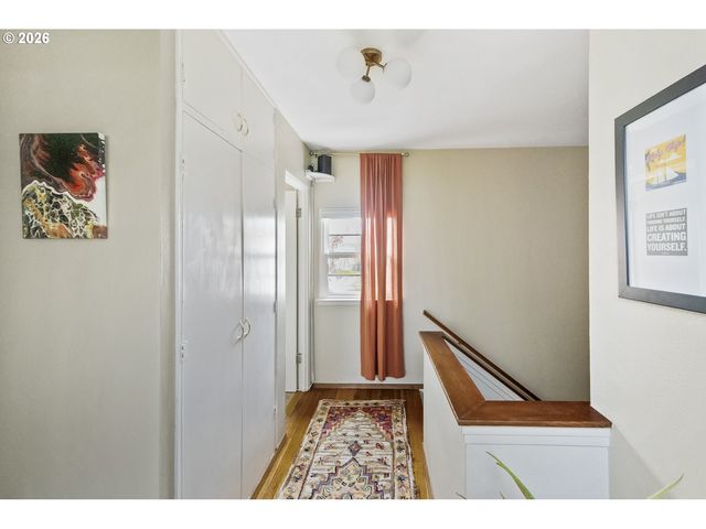 6923 Ne BROADWAY, Portland, OR 97213